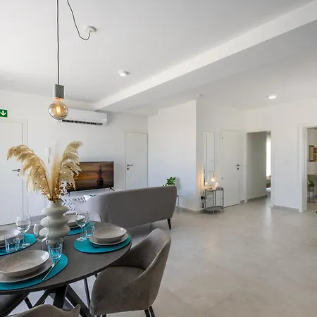 Stylish Side Seaview Penthouse By Quicktrips 아파트 세인트폴스베이